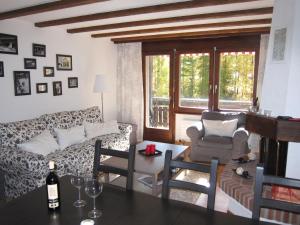 sala de estar con sofá y mesa en Apartment Lauber, Haus Wichje A, Zermatt, en Zermatt