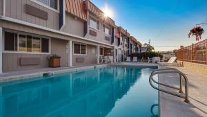 einem Pool vor einem Gebäude in der Unterkunft Best Western Hi-Desert Inn in Tonopah