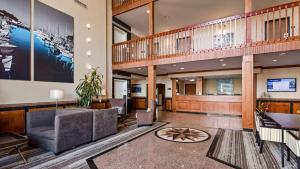 a lobby of a hospital with a waiting room at Best Western Providence Warwick Airport Inn in Warwick