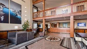 TV a/nebo společenská místnost v ubytování Best Western Providence Warwick Airport Inn