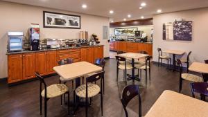 Kuchyň nebo kuchyňský kout v ubytování Best Western Providence Warwick Airport Inn