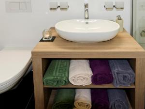 ツェルマットにあるFerienwohnung Pirata Zermattのバスルーム(シンク、タオル付) +10枚の写真