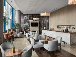 バーミンガムにあるラディソン ブルー ホテル， バーミンガムの椅子とテーブルのあるレストラン、バー