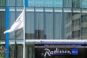 Sijil, anugerah, tanda atau dokumen lain yang dipamerkan di Radisson Blu Hotel, Birmingham