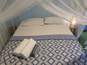 เตียงในห้องที่ Cores do Mar Cabanas, Taipu de Fora