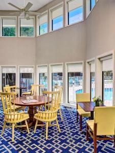 a dining room with a table and chairs and windows at Sonesta ES Suites Minneapolis-St. Paul Airport in Eagan