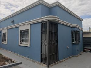 コンセプシオン・デル・ウルグアイにあるBungalows Don Franciscoの門付青い建物