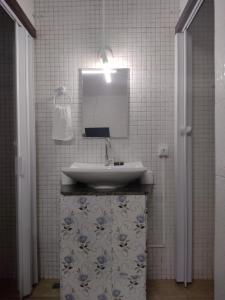 y baño con lavabo y espejo. en O Portuga Pousada, en João Pessoa