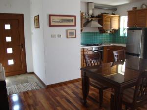 Kuchyň nebo kuchyňský kout v ubytování Longo Apartment