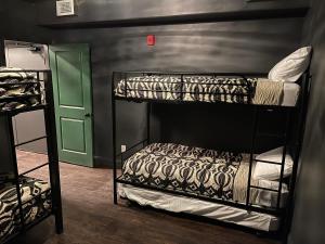 Katil dua tingkat atau katil-katil dua tingkat dalam bilik di Luxury City Escape & Peaceful Retreat by Hollyhock