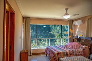 ein Schlafzimmer mit einem Bett und einem großen Fenster in der Unterkunft Chácara Vovô Elson Fonseca - um refúgio nas Montanhas Capixabas in Marechal Floriano + 54 Fotos