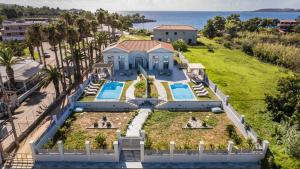 una vista aérea de una casa con jardín en Lighthouse Villas Kefalonia en Argostoli