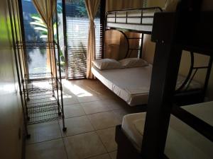 a room with two bunk beds and a window at Cabinas surf Arribadas in Ostional