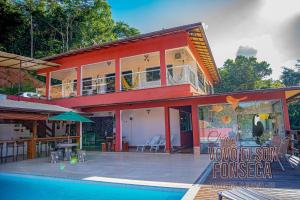 ein Haus mit einem Swimmingpool davor in der Unterkunft Chácara Vovô Elson Fonseca - um refúgio nas Montanhas Capixabas in Marechal Floriano