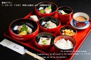 een dienblad gevuld met kommen eten op een bord bij Rinn Shijo Takasegawa in Kyoto