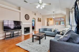 Gallery image of Centrally located 3-Bedroom and 2-Bath The Colony Home with Great North Dallas Access home in The Colony