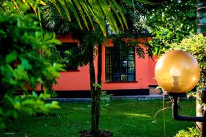 基苏木Jaaja's - The Residence, Garden and Suites near Ciala Resort Hotel Kisumu的红楼前的小树