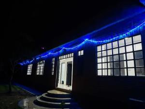 ein Gebäude mit blauem Licht in der Nacht in der Unterkunft FINCA CAMPESTRE EL MIRADOR VIOTA in Viotá