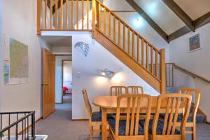 ein Esszimmer mit einem Tisch und einer Treppe in der Unterkunft 18b Alpine Avenue in Hanmer Springs