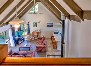 ein Dachgeschoss-Wohnzimmer mit gewölbter Decke in der Unterkunft 18b Alpine Avenue in Hanmer Springs