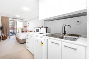 Kuchyň nebo kuchyňský kout v ubytování Nautica Residences Fremantle