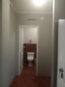 een badkamer met een toilet in een witte kamer bij Hotel Premier Inn in Manta