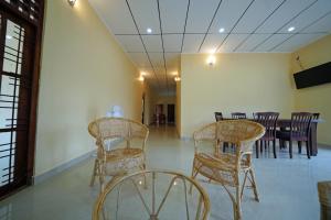 uma sala de jantar com cadeiras de madeira e uma mesa em Green Haven Holiday Home em Anuradhapura