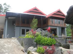 una casa con un jardín delante de ella en Villa Borobudur Malino, 