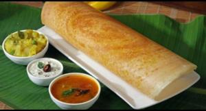une assiette de nourriture avec un pain et des bols de soupe dans l'établissement Hotel White Fields Hitec City, Hyderabad, à Hyderabad