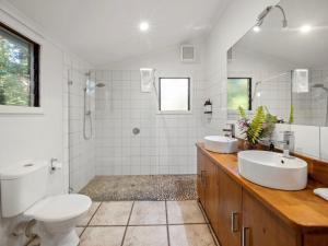 A bathroom at Mavis's Cabins @ Mt Warning