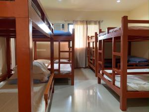 Двухъярусная кровать или двухъярусные кровати в номере Winter's Farm Resort