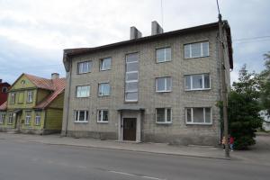 un viejo edificio de ladrillo en la esquina de una calle en Perepuhkus Apartment, en Pärnu