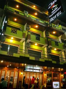 um edifício com um sinal na lateral em Max Residence em Pattaya Central