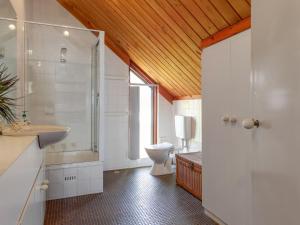 ein Bad mit einem WC, einem Waschbecken und einer Dusche in der Unterkunft South Beach House 2 11 Gold Coast Drive in Carrickalinga