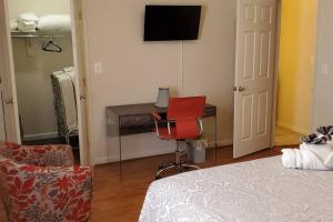 A television and/or entertainment centre at RELAXING 3 BR WITH FREE PARKING AT THE SEQUOIA