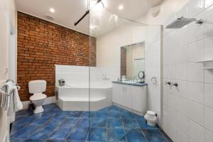 Phòng tắm tại StayCentral - Heritage Warehouse Retreat Melbourne +25 ảnh