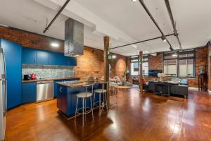 Nhà bếp/bếp nhỏ tại StayCentral - Heritage Warehouse Retreat Melbourne