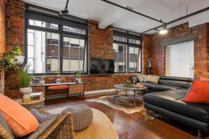 Khu vực ghế ngồi tại StayCentral - Heritage Warehouse Retreat Melbourne