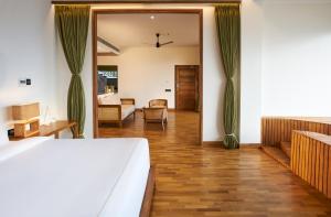 瓦亚纳德MOUNTAIN SHADOWS RESORT Wayanad的一间带床的卧室和一间客厅