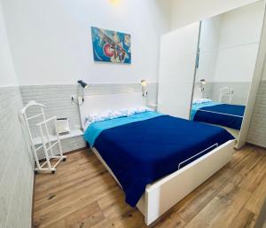 1 dormitorio con 2 camas y espejo en Loft ANAGNINA, en Roma