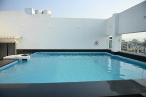 a large swimming pool on top of a building at Hotel Blueivy Anand in Anand