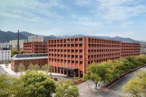景德镇景德镇陶溪川凯悦嘉轩酒店的一座大型红砖建筑,上面有标志
