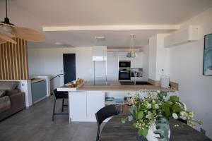 Kuchyň nebo kuchyňský kout v ubytování Magnifique T3 DUPLEX Vue Panoramique Golfe Ajaccio