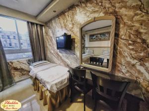 TV a/nebo společenská místnost v ubytování Aladdin Hotel Beer Sheva