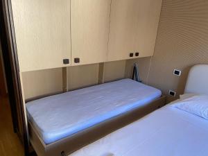 Łóżko lub łóżka w pokoju w obiekcie Bilocali Acquaseria