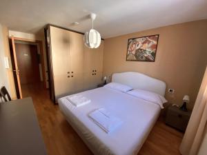 Łóżko lub łóżka w pokoju w obiekcie Bilocali Acquaseria