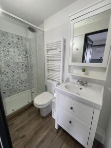 Un baño con lavabo, inodoro y ducha. en Casa Hotel, en Aix-en-Provence 47 fotos más