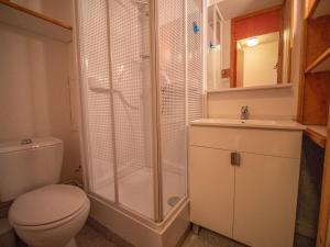 W łazience znajduje się prysznic, toaleta i umywalka. w obiekcie Studio Valmorel, 1 pièce, 2 personnes - FR-1-356-215 w mieście Valmorel