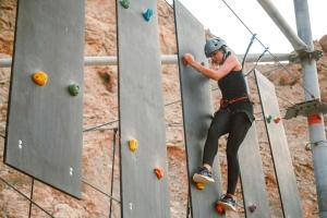 Hosté ubytování Bear Grylls Explorers Camp