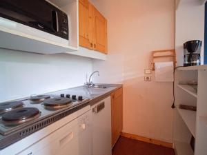 Appartement Valmorel, 2 pièces, 4 personnes - FR-1-356-272にあるキッチンまたは簡易キッチン